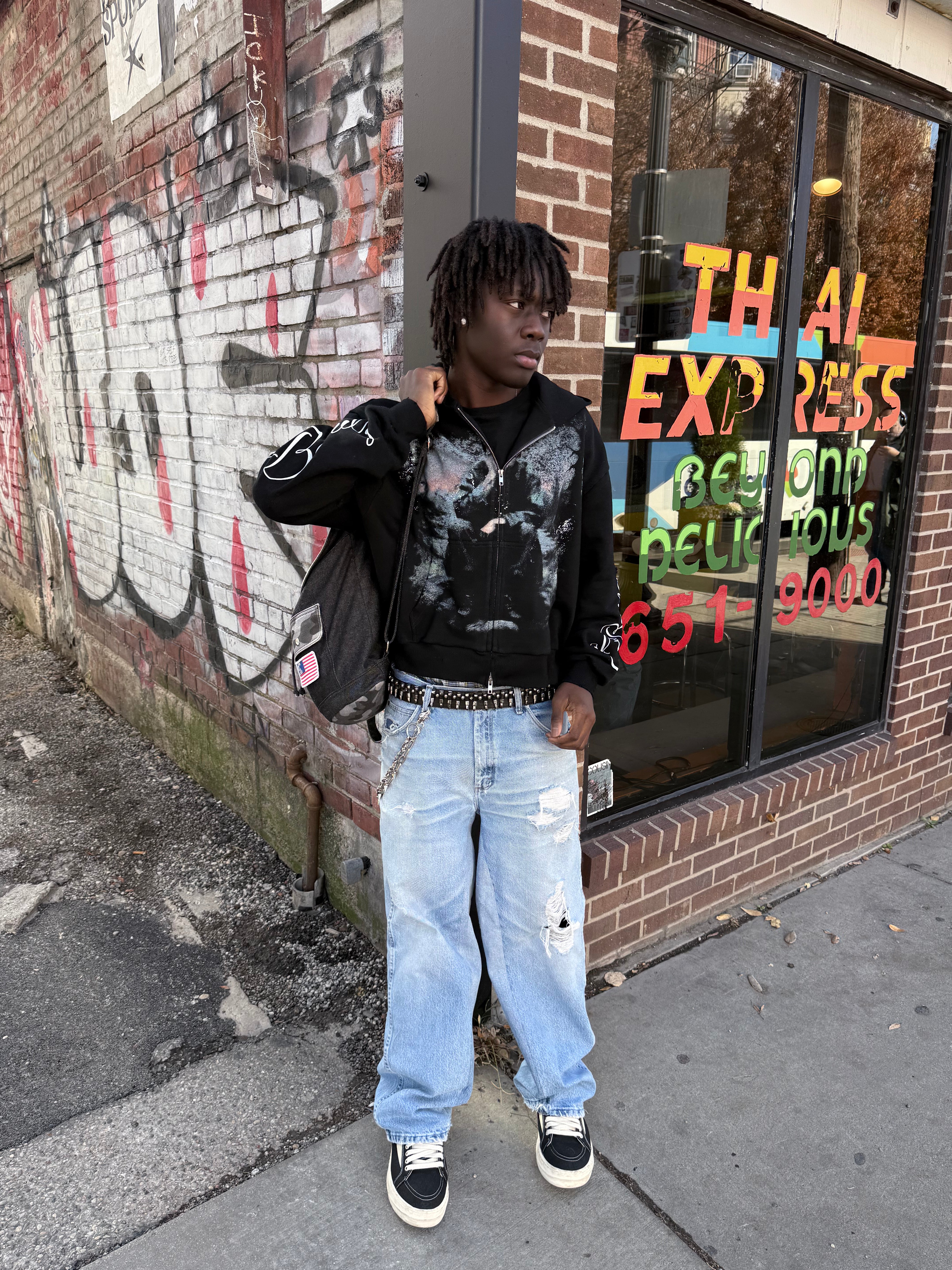 The Beauty of Being Lost Zip-up (Black)